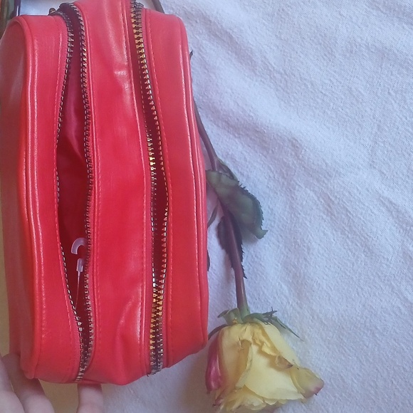 New ShiseidoVibrant Red RARE!!! VERY HARD TO FIND! LARGE DOUBLE ZIP Cosmetic Bag - Picture 6 of 11